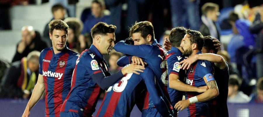 Los jugadores del Levante celebran un gol Los jugadores del Levante celebran un gol