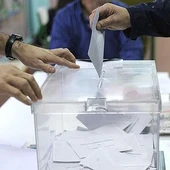 Una urna con votos Una urna con votos