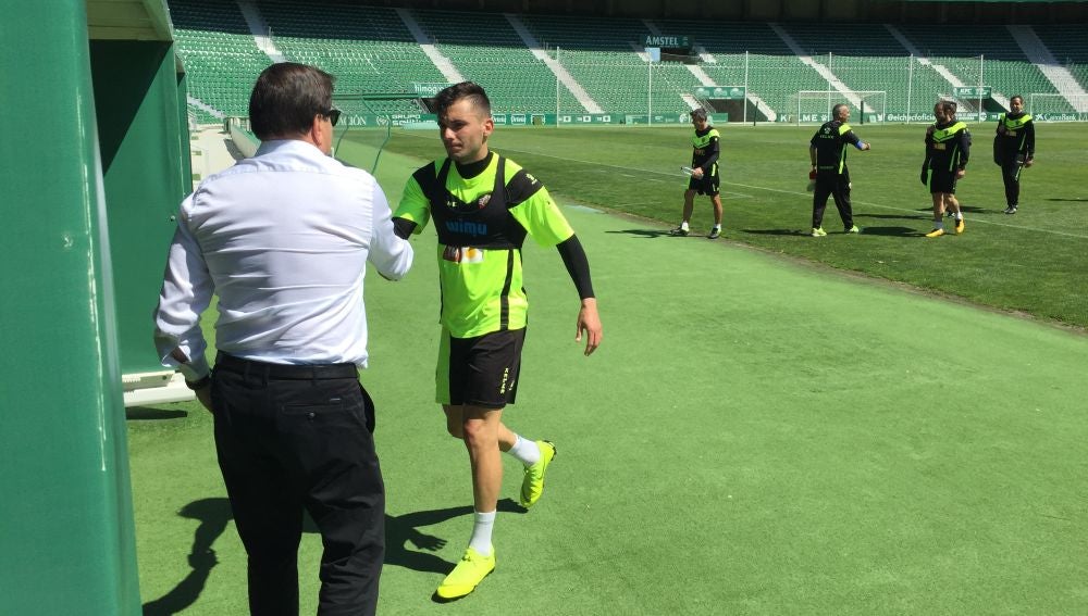 José Sepulcre, saludando a Borja Martínez tras la conclusión del entrenamiento del Elche CF.