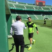 José Sepulcre, saludando a Borja Martínez tras la conclusión del entrenamiento del Elche CF.