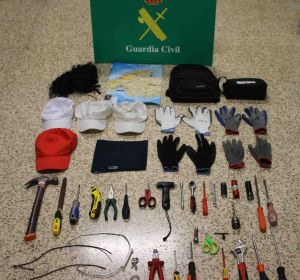 Material requisado por la Guardia Civil en Mallorca a dos presuntos ladrones de casas de lujo. Material requisado por la Guardia Civil en Mallorca a dos presuntos ladrones de casas de lujo.