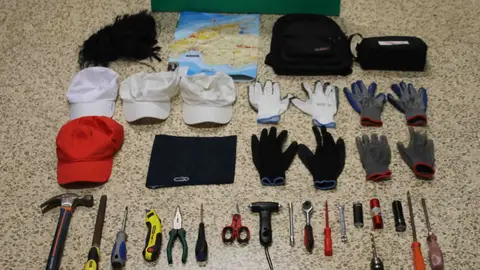 Material requisado por la Guardia Civil en Mallorca a dos presuntos ladrones de casas de lujo. Operación policial