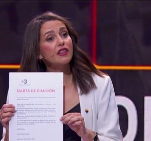 Inés Arrimadas le redacta la carta de dimisión al director de TV3 y se la entrega en pleno debate electoral Inés Arrimadas le redacta la carta de dimisión al director de TV3 y se la entrega en pleno debate electoral