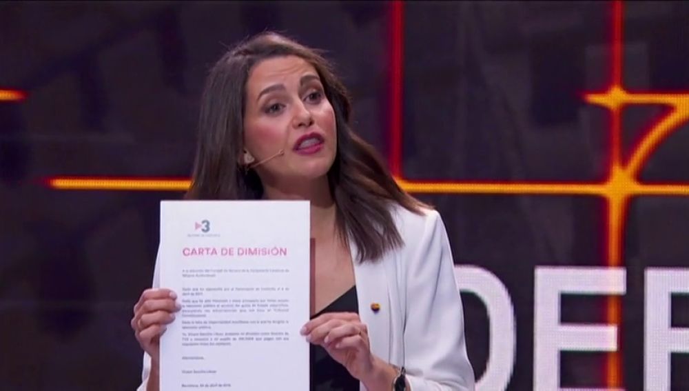 Inés Arrimadas le redacta la carta de dimisión al director de TV3 y se la entrega en pleno debate electoral