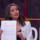 Inés Arrimadas le redacta la carta de dimisión al director de TV3 y se la entrega en pleno debate electoral