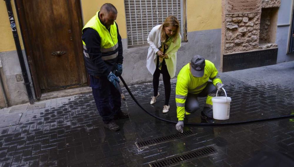 La regidora de Sanitat Silvia Gómez ha supervisat els treballs de netetja d´embornals. 