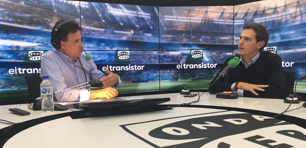 Rivera explica en El Transistor el fichaje de Ángel Garrido en términos futbolísticos: "Va a cobrar muchísimo menos dinero en Ciudadanos " Rivera explica en El Transistor el fichaje de Ángel Garrido en términos futbolísticos: "Va a cobrar muchísimo menos dinero en Ciudadanos "