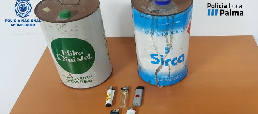 Bidones con material inflamable y mecheros intervenidos por la Policía Nacional Bidones con material inflamable y mecheros intervenidos por la Policía Nacional