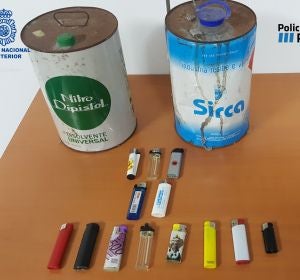 Bidones con material inflamable y mecheros intervenidos por la Policía Nacional Bidones con material inflamable y mecheros intervenidos por la Policía Nacional