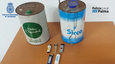 Bidones con material inflamable y mecheros intervenidos por la Policía Nacional Bidones con material inflamable y mecheros intervenidos por la Policía Nacional