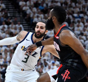 Ricky Rubio y Harden durante un partido de playoffs Ricky Rubio y Harden durante un partido de playoffs