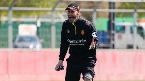 El t&eacute;cnico bermell&oacute;n durante un entrenamiento