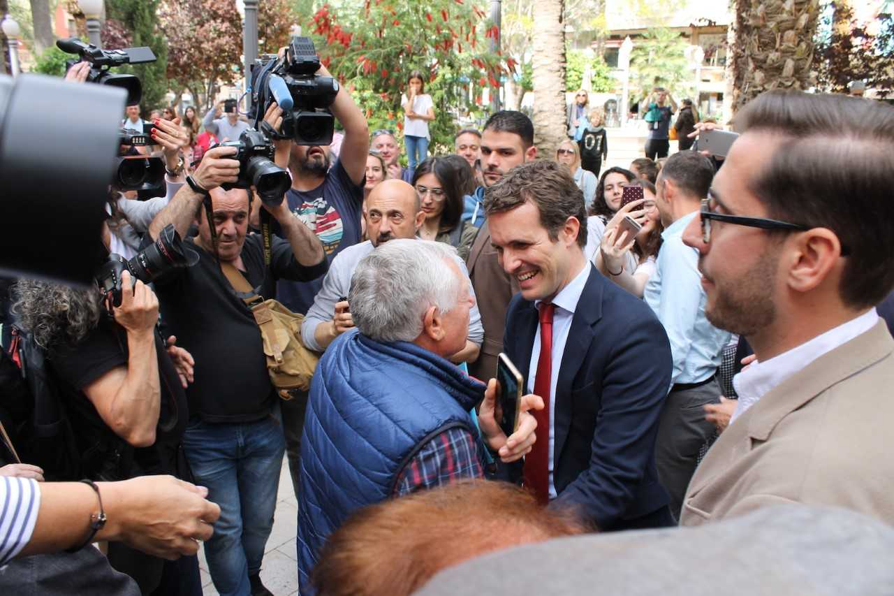 Pablo Casado asegura en Elche que si gana las elecciones generales del domingo traerá el AVE y garantizará el acceso al agua Pablo Casado asegura en Elche que si gana las elecciones generales del domingo traerá el AVE y garantizará el acceso al agua