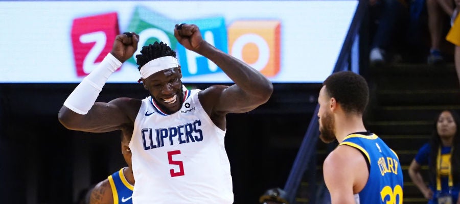 Montrezl Harrell celebra delante de Stephen Curry Montrezl Harrell celebra delante de Stephen Curry