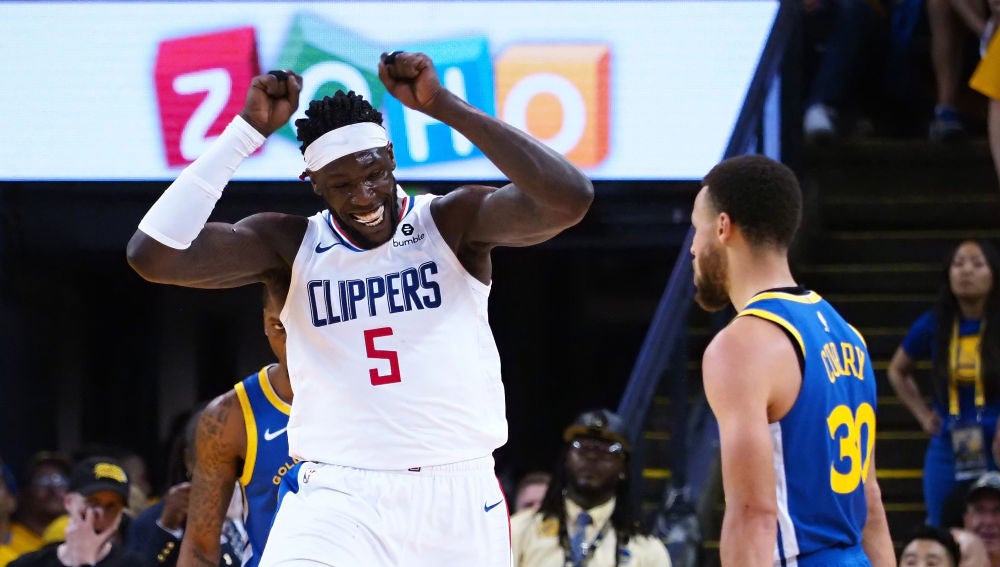Montrezl Harrell celebra delante de Stephen Curry Montrezl Harrell celebra delante de Stephen Curry