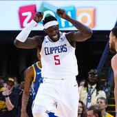 Montrezl Harrell celebra delante de Stephen Curry Montrezl Harrell celebra delante de Stephen Curry