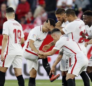 Los jugadores del Sevilla celebra un gol ante el Rayo. Los jugadores del Sevilla celebra un gol ante el Rayo.