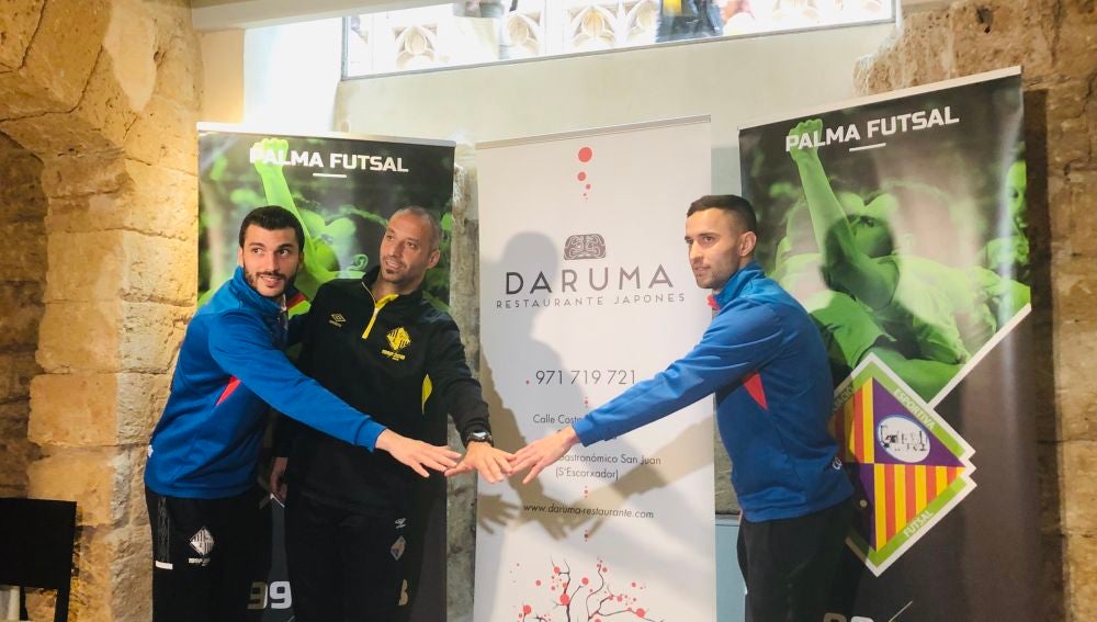 El entrenador del Palma Futsal, Antonio Vadillo; y los jugadores, Joao y Lolo.