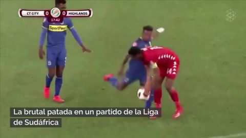 La brutal patada de Erasmus durante un partido de la Liga de Sud&aacute;frica: quiz&aacute; pueda ser roja...
