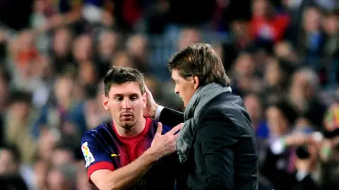 Tito Vilanova y Messi durante un partido Tito abrazando a Messi