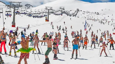 Sierra Nevada volverá a celebrar su bajada en bañador 70 kilómetros de pistas en Sierra Nevada