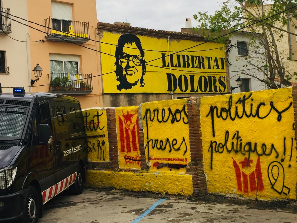 Al menos quince 'escraches' o ataques a los partidos durante la campaña electoral , sobre todo a las derechas en el País Vasco y Cataluña Al menos quince 'escraches' o ataques a los partidos durante la campaña electoral , sobre todo a las derechas en el País Vasco y Cataluña