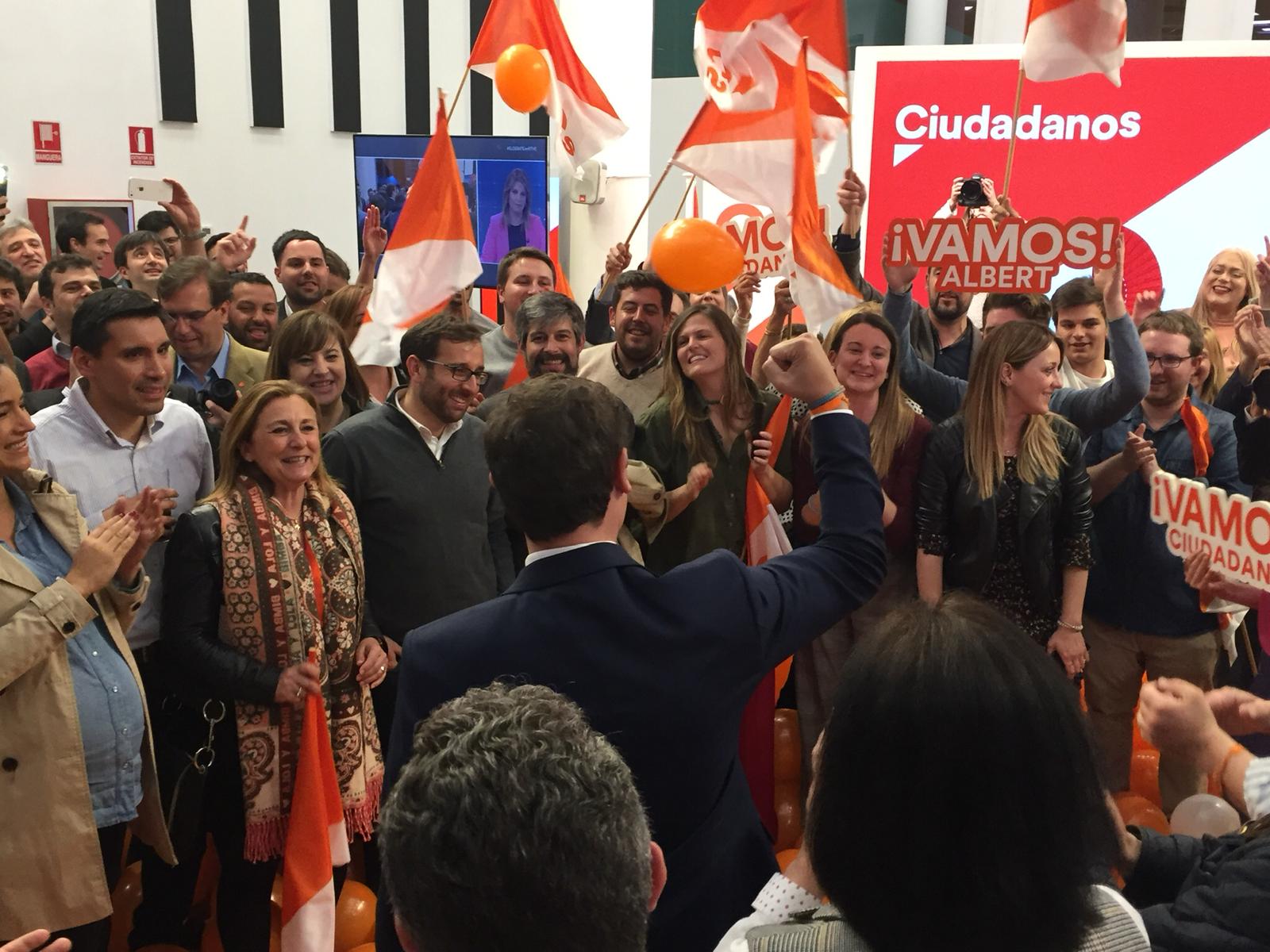 Gran ovación y gritos de "Vamos Ciudadanos" para recibir a Rivera tras el Debate Decisivo de Atresmedia Gran ovación y gritos de "Vamos Ciudadanos" para recibir a Rivera tras el Debate Decisivo de Atresmedia