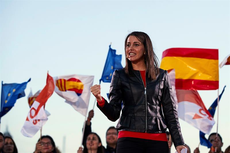 Arrimadas insiste en que Ciudadanos no hará presidente a Sánchez: "Para mí este señor es un fake" Arrimadas insiste en que Ciudadanos no hará presidente a Sánchez: "Para mí este señor es un fake"