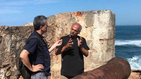  Guillermo Fesser y Juan Vera, director de Arqueolog&iacute;a Marina de Puerto Rico, desde el fort&iacute;n de San Jeronimo del Boquer&oacute;n