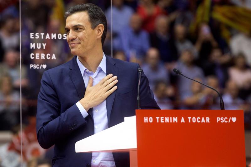 Sánchez pide que los indecisos voten al PSOE: "El bloque de la involución no tiene ninguna duda" Sánchez pide que los indecisos voten al PSOE: "El bloque de la involución no tiene ninguna duda"