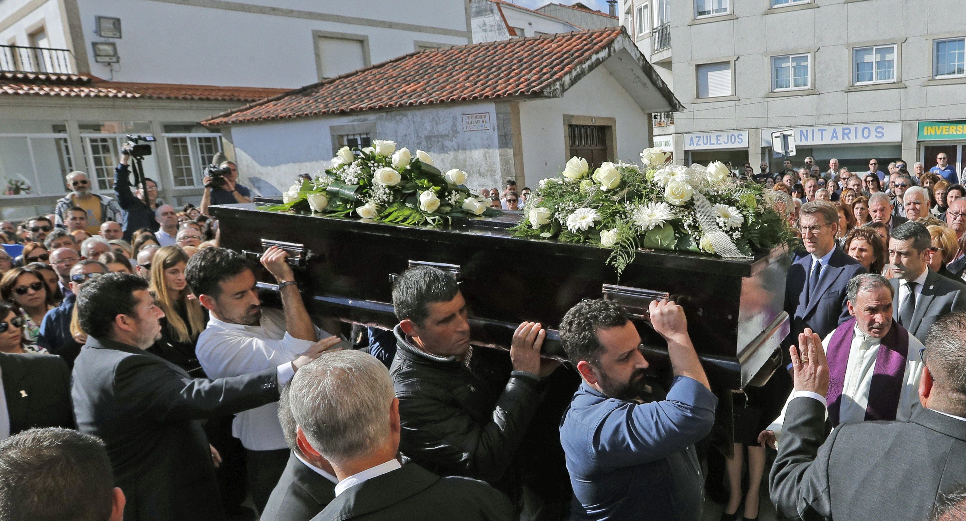 Centenares de personas despiden a los dos jóvenes gallegos fallecidos en los atentados de Sri Lanka Centenares de personas despiden a los dos jóvenes gallegos fallecidos en los atentados de Sri Lanka