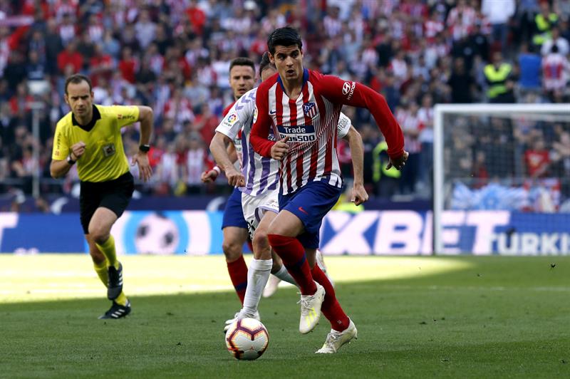 Un gol en propia de los pucelanos da la victoria al Atlético y obliga a ganar al Barça Un gol en propia de los pucelanos da la victoria al Atlético y obliga a ganar al Barça