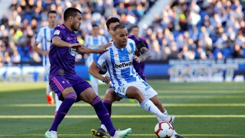 En-Nesyri intenta llevarse el bal&oacute;n ante los defensas del Celta de Vigo