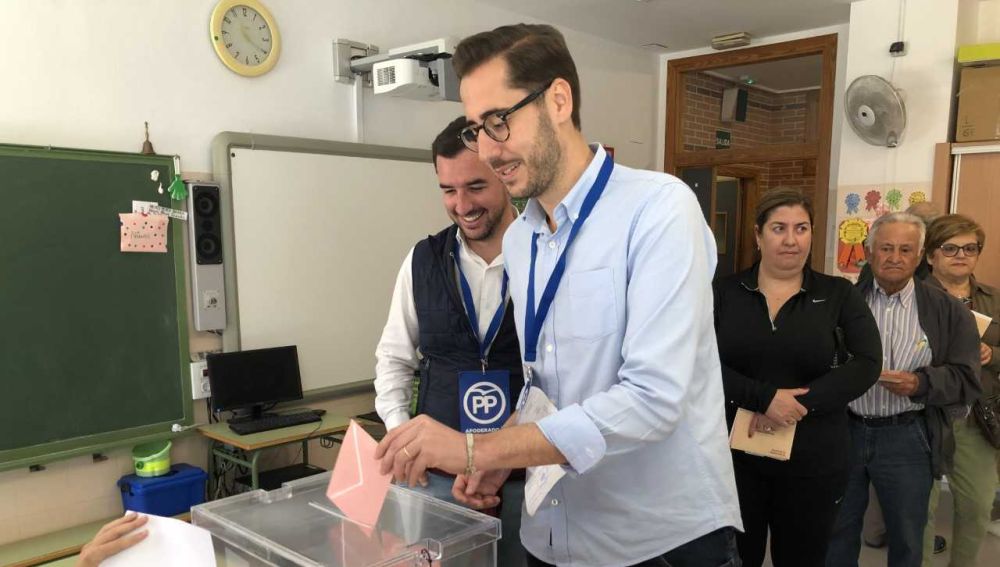 Sergio Rodríguez, candidato del PP al Congreso votando.