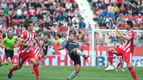 Ben Yedder trata de controlar un bal&oacute;n