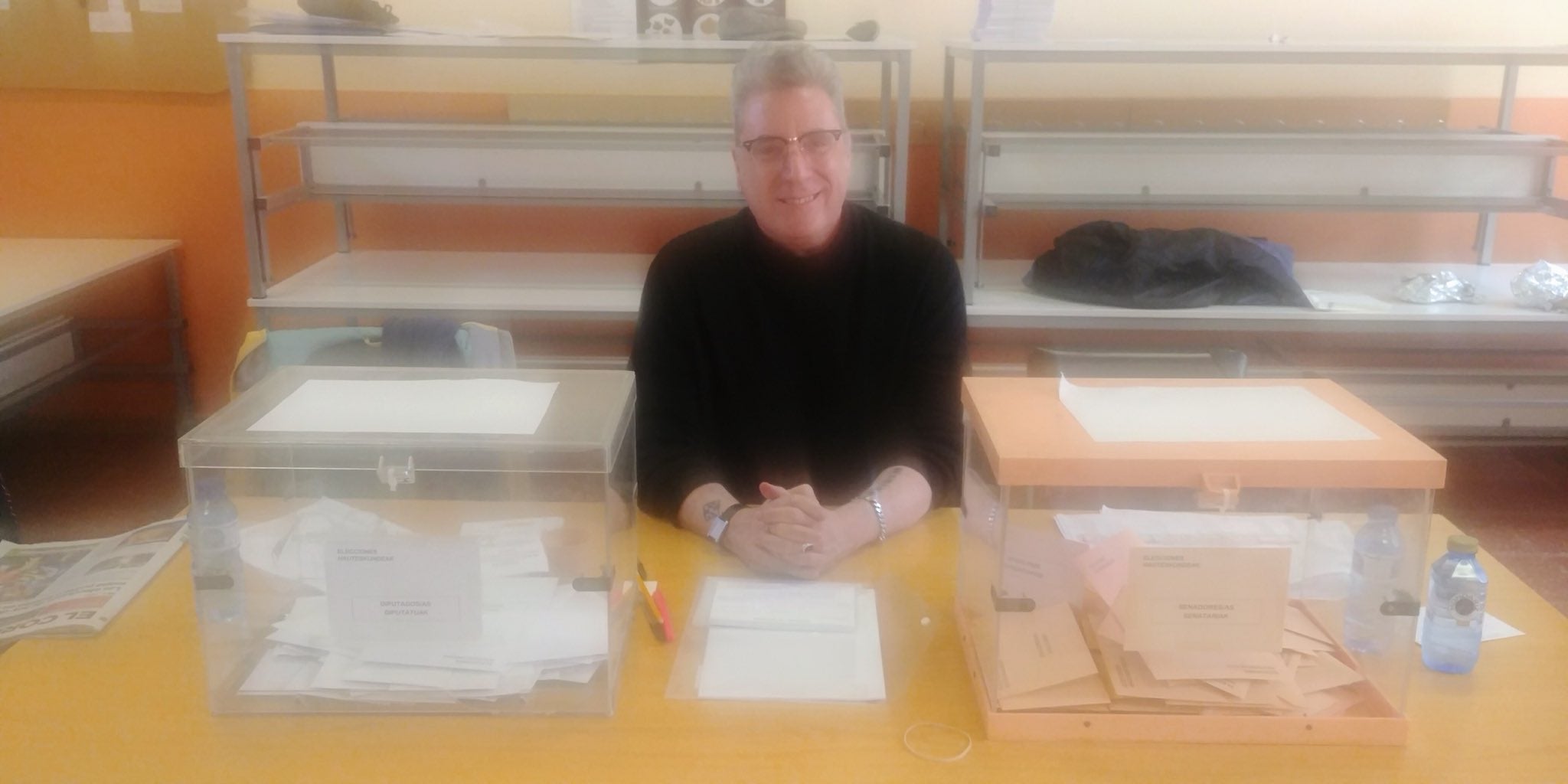 'Loquillo' y el actor Paco León, llamados a formar parte de una mesa electoral 'Loquillo' y el actor Paco León, llamados a formar parte de una mesa electoral