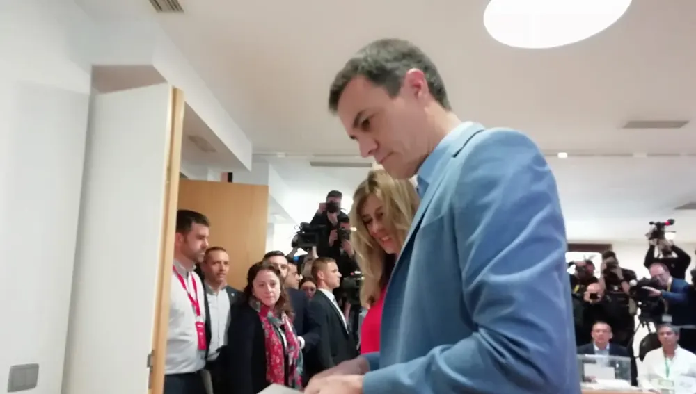 Pedro Sánchez vota en Pozuelo (Madrid)