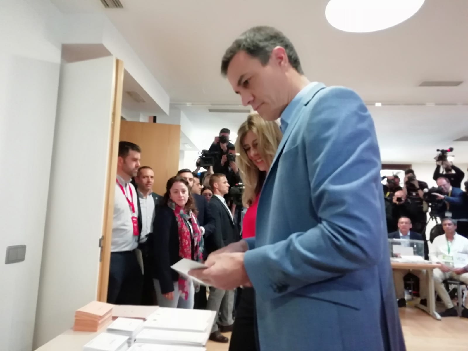 Sánchez pide una mayoría parlamentaria "amplia" para vivir 4 años "de tranquilidad y sosiego" tras ejercer su voto Sánchez pide una mayoría parlamentaria "amplia" para vivir 4 años "de tranquilidad y sosiego" tras ejercer su voto