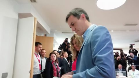 Pedro Sánchez vota en Pozuelo (Madrid)