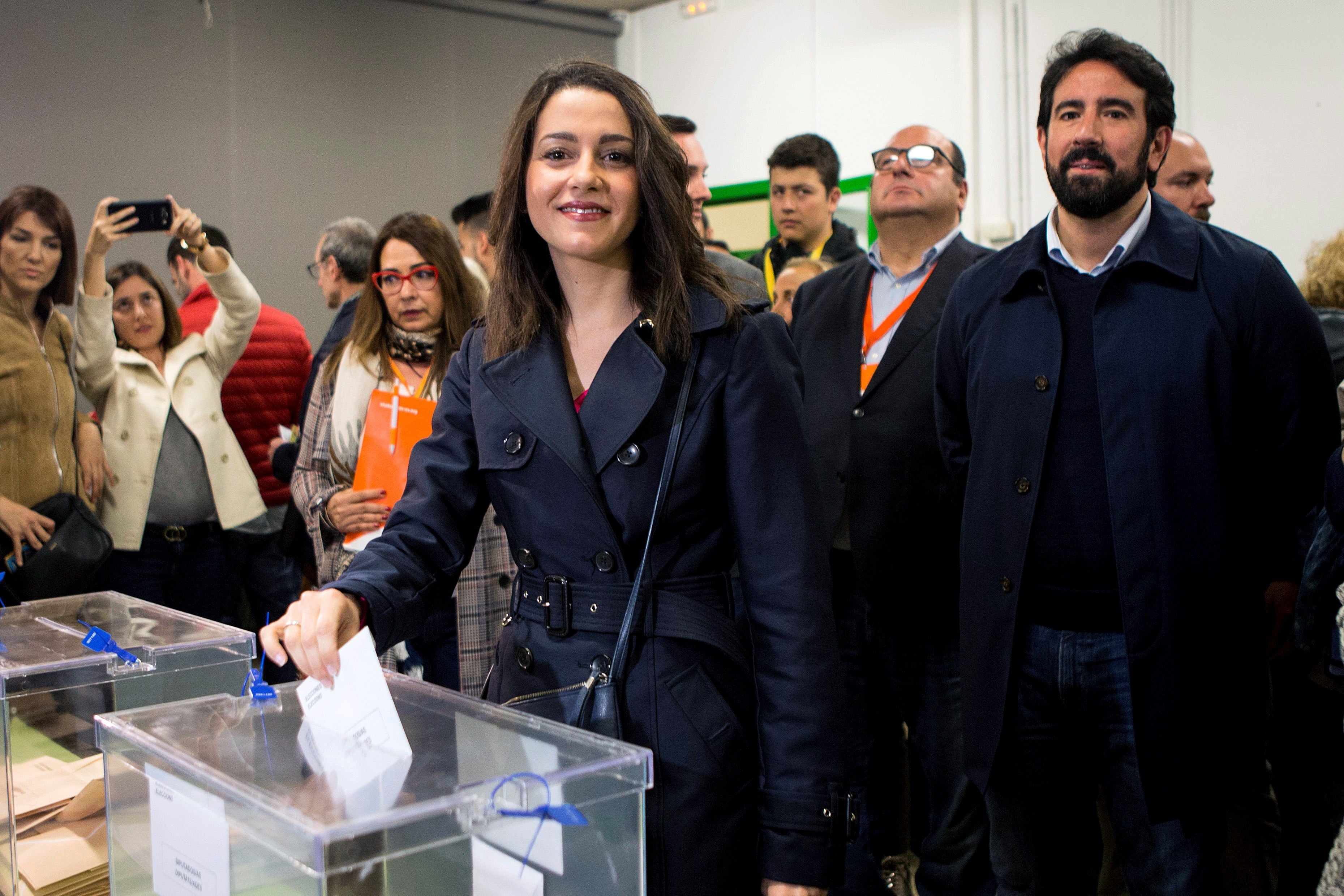 Inés Arrimadas ejerce su derecho al voto y la presidenta de mesa le niega el saludo Inés Arrimadas ejerce su derecho al voto y la presidenta de mesa le niega el saludo