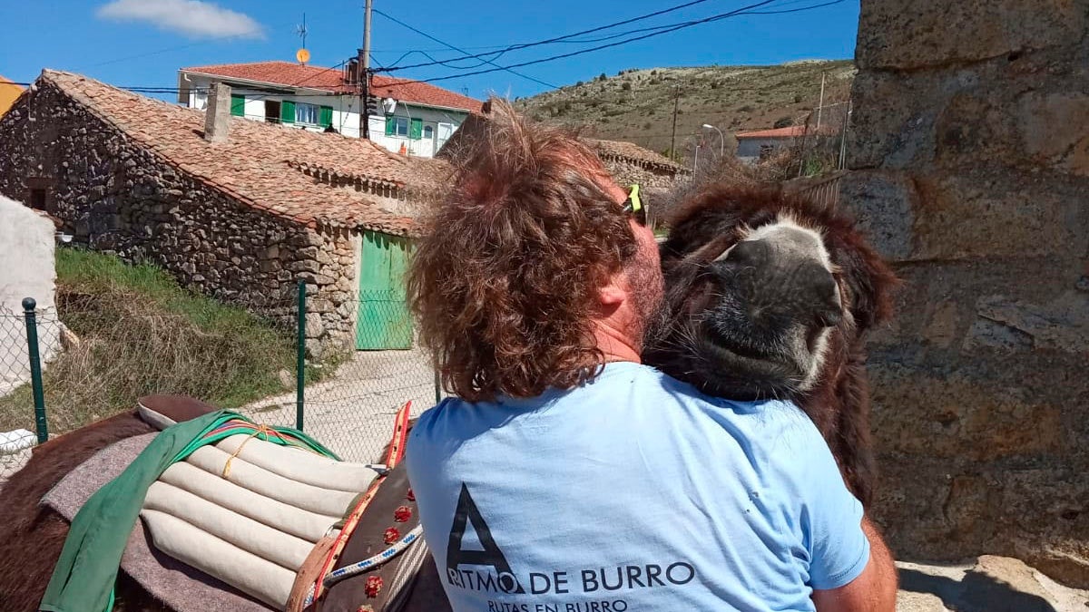 Votar en burro, la tradición de un español de Robledondo Votar en burro, la tradición de un español de Robledondo