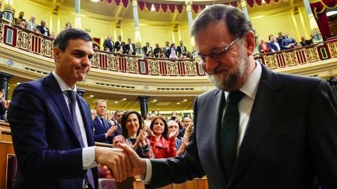 Rajoy saluda a Pedro S&aacute;nchez tras la moci&oacute;n de censura. 