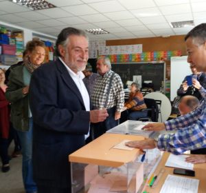 Pepu Hernández vota en el colegio Padre Coloma de Canillejas Pepu Hernández vota en el colegio Padre Coloma de Canillejas