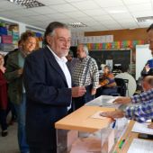 Pepu Hernández vota en el colegio Padre Coloma de Canillejas