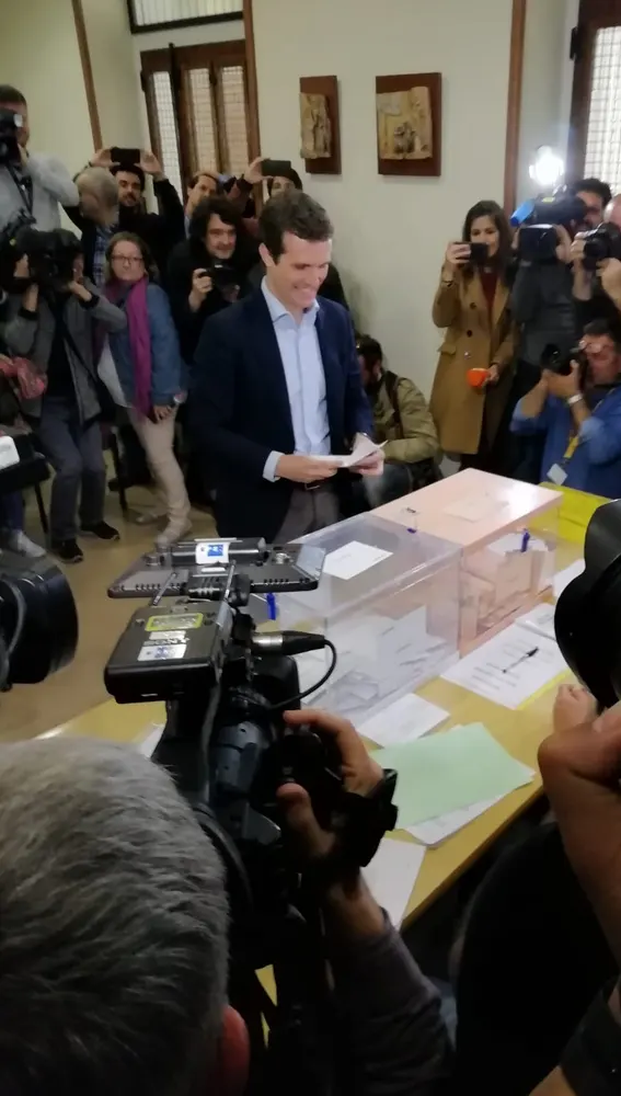 Pablo Casado vota en colegio Nuestra Señora del Pilar