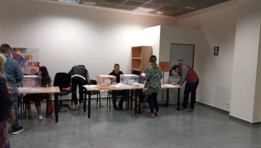 Ciudadanos votando en las Elecciones Generales y Autonómicas en un colegio electoral de Elche.