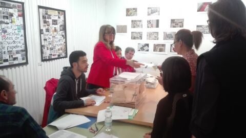 Votaci&oacute;n en una mesa electoral de Ciudad Real