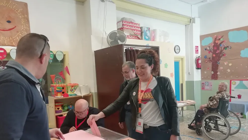 Marian Campello, candidata de Compromís a Les Corts votando.