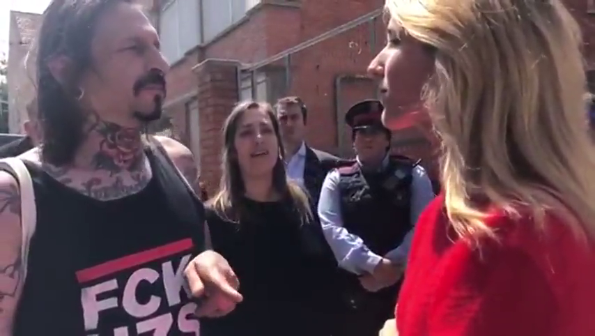 Cayetana Álvarez de Toledo denuncia en un vídeo que le han intentado impedir entrar en un colegio electoral Cayetana Álvarez de Toledo denuncia en un vídeo que le han intentado impedir entrar en un colegio electoral