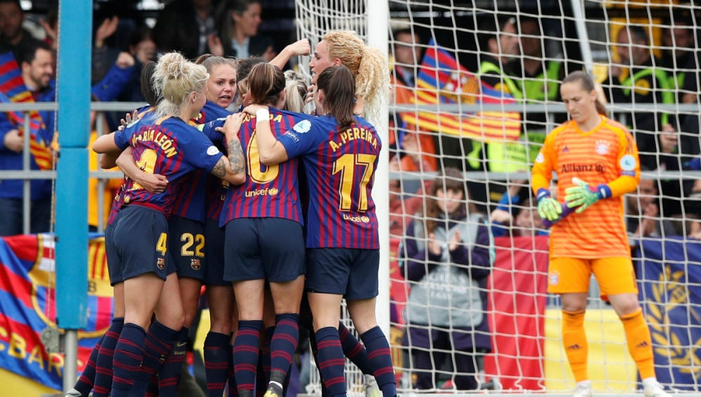 El Barcelona femenino celebra un gol ante el Bayern
